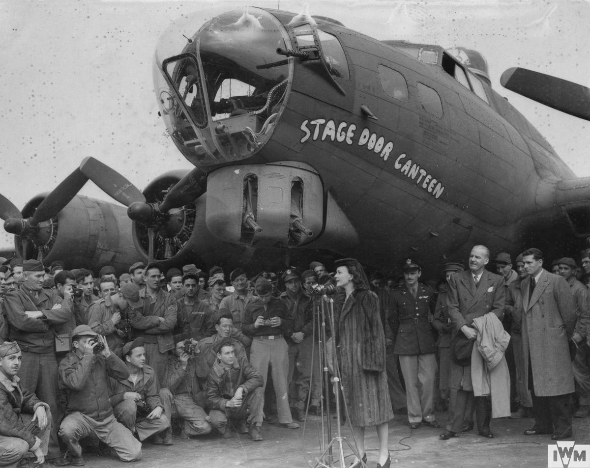 Vivien Leigh speaks to personnel of the 381st Bomb Group in front of a B-17 Flying Fortress during a visit to Ridgewell with Mary Churchill, Laurence Oliver and Alfred Lunt, April 1944.